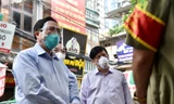 Thủ tướng kiểm tra đột xuất 'ổ dịch' Thanh Xuân Trung. Ảnh: Như Ý