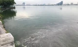 Nước thải đổ xuống hồ Tây. Ảnh: Trường Phong