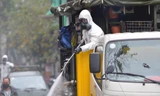 Cơ quan chức năng tiến hành khử trùng ở phố Trúc Bạch
