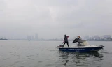 Hà Nội: Huy động thêm ca nô sục nước, vớt cá chết ở hồ Tây