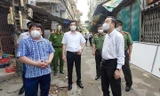 Chủ tịch UBND thành phố Hà Nội Chu Ngọc Anh kiểm tra công tác phòng, chống dịch ở địa bàn phường Thanh Xuân Trung.