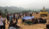 Hà Nội: Đất lở đè bẹp cabin xe tải, tài xế tử vong