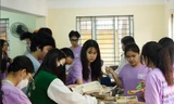 Học sinh trường chuyên Hà Nội vào bếp nấu cơm, phát miễn phí cho người nghèo