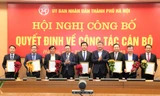 Chủ tịch Hà Nội Trần Sỹ Thanh trao quyết định công tác cán bộ