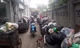 Rác thải ùn ứ ở nội đô Hà Nội khi người dân chặn xe chở rác vào khu xử lý rác thải Nam Sơn (Sóc Sơn, Hà Nội)