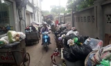 Rác thải ùn ứ ở nội đô Hà Nội khi người dân chặn xe chở rác vào khu xử lý rác thải Nam Sơn (Sóc Sơn, Hà Nội)