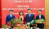 Phó Bí thư Thường trực Thành ủy Hà Nội Nguyễn Thị Tuyến trao quyết định cho ông Nguyễn Xuân Lưu (ngoài cùng bên trái) và ông Nguyễn Việt Hà (thứ hai bên phải)