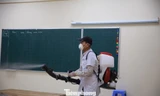 Mục kích phun thuốc khử trùng các trường học Hà Nội