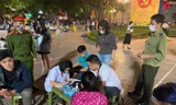 Theo báo cáo của quận Hoàn Kiếm, trong 3 ngày qua, các đơn vị của quận đã xử phạt hàng chục trường hợp không đeo khẩu trang nơi công cộng. Ảnh: PV