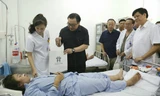 Bí thư Thành ủy Hoàng Trung Hải thăm bệnh nhân đang điều trị bệnh sốt xuất huyết tại Bệnh viện Thanh Nhàn. Ảnh: Hanoimoi
