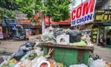 Rác thải ùn ứ ở nội đô Hà Nội khi người dân chặn xe chở rác vào bãi rác Nam Sơn
