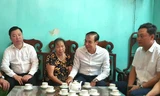 Phó Bí thư Thành ủy Hà Nội Đào Đức Toàn thăm hỏi bà Hoàng Thị Phúc, mẹ liệt sĩ Nguyễn Huy Thịnh
