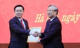 Thường trực Ban Bí thư Trần Quốc Vượng trao quyết định cho tân Bí Thư Thành ủy Hà Nội Vương Đình Huệ - Ảnh: Trường Phong