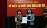 Chủ tịch LĐLĐ thành phố Hà Nội Nguyễn Thị Tuyến (phải) trao quyết định bổ nhiệm lại chức vụ Tổng Biên tập báo Lao động Thủ đô cho bà Lê Thị Bích Ngọc