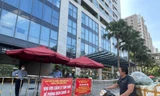 Người thân dân cư trong chung cư Rivera Park đến gửi đồ đạc tiếp tế vì toà nhà bị phong toả tạm thời. Ảnh: Như Ý
