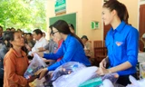 Hoa hậu Mỹ Linh, Á hậu Thanh Tú tặng quà người dân vùng lũ