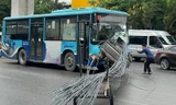 Sau tai nạn xe chở thép đâm xe buýt, Hà Nội yêu cầu xử lý nghiêm xe tự chế
