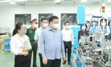 Bí thư Thành ủy Hà Nội Đinh Tiến Dũng kiểm tra công tác duy trì sản xuất và phòng, chống dịch COVID-19 tại Công ty TNHH Osco International (Cụm công nghiệp Lai Xá, xã Kim Chung, huyện Hoài Đức).