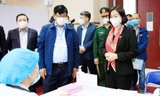 Phó Bí thư Thường trực Thành uỷ Hà Nội Nguyễn Thị Tuyến kiểm tra việc diễn tập vận hành trạm y tế lưu động tại Khu công nghiệp Thăng Long. Ảnh: HNM