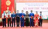 Phó Bí thư Thường trực Thành uỷ Hà Nội Nguyễn Thị Tuyến tặng hoa chúc mừng những người được bầu tại kỳ họp HĐND huyện Chương Mỹ