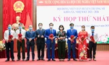 Phó Bí thư Thường trực Thành uỷ Hà Nội Nguyễn Thị Tuyến tặng hoa chúc mừng những người được bầu tại kỳ họp HĐND huyện Chương Mỹ