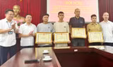 Khen thưởng 4 cá nhân đập tường cứu người trong vụ cháy ở phố Trung Kính