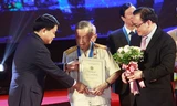 Bí thư Thành ủy Hoàng Trung Hải và Chủ tịch UBND TP Nguyễn Đức Chung trao danh hiệu công dân Thủ đô ưu tú cho anh hùng La Văn Cầu. Ảnh: Vietnamnet