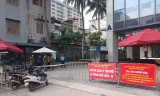 Rào chắn chung cư Rivera Park 69 Vũ Trọng Phụng (quận Thanh Xuân) sau khi có ca dương tính SARS-CoV-2. Ảnh: T.D