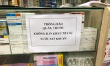 Một cửa hàng thuốc thông báo không bán khẩu trang ở tòa nhà Hapulico ngày 3/2. Ảnh: Trường Phong