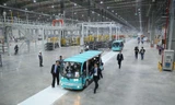Đoàn lãnh đạo Triều Tiên đi xe điện thăm nhà máy VinFast