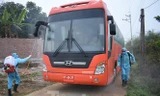 Nhiều chuyến xe đưa người về khu cách ly tập trung ở Trường Quân sự (Sơn Tây, Hà Nội) - Ảnh: Nguyễn Minh