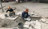 Công nhân hì hục 'vá' vỉa hè tuyến phố lát đá trăm tỷ kiểu mẫu