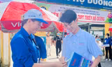 Cô giáo một chân tiếp sức sĩ tử 