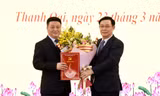 Bí thư Thành ủy Hà Nội Vương Đình Huệ trao quyết định, tặng hoa chúc mừng ông Bùi Hoàng Phan