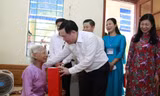 Bí thư Thành ủy Hà Nội Vương Đình Huệ thăm hỏi người có công đang được chăm sóc tại Trung tâm Nuôi dưỡng và Điều dưỡng người có công số 2 Hà Nội