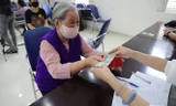 Người dân nhận tiền hỗ trợ COVID-19 tại Hà Nội