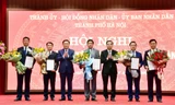 Bí thư Thành ủy Vương Đình Huệ và Chủ tịch UBND thành phố Chu Ngọc Anh trao quyết định và tặng hoa chúc mừng các tân Phó Chủ tịch UBND thành phố Hà Nội