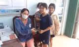 Nhặt được ví cùng dây chuyền vàng, 3 cháu bé nhờ công an trả lại người đánh rơi