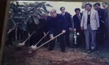 Hình ảnh Cố Tổng Bí thư Đỗ Mười trồng cây đa lưu niệm tại xã Đông Mỹ năm 1996. Ảnh tư liệu.