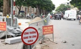 Rào chắn, thi công nối Vườn hoa Vạn Xuân với Tháp nước Hàng Đậu