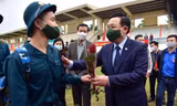 Bí thư Vương Đình Huệ tặng hoa, tiễn tân binh lên đường nhập ngũ