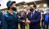 Bí thư Vương Đình Huệ tặng hoa, tiễn tân binh lên đường nhập ngũ