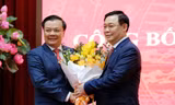 Chủ tịch Quốc hội Vương Đình Huệ, nguyên Bí thư Thành uỷ Hà Nội và tân Bí thư Thành uỷ Hà Nội Đinh Tiến Dũng. Ảnh: Mạnh Thắng