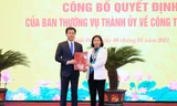 Phó Bí thư Thường trực Thành ủy Hà Nội Nguyễn Thị Tuyến trao quyết định cho ông Nguyễn Xuân Đại