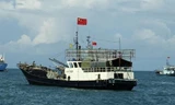 Tàu cá vỏ sắt Trung Quốc hung hãn đâm tàu cá Việt Nam