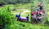 Thi thể khô quắt cạnh xe máy nằm ở bụi rậm được người dân phát hiện.