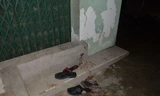 Vết máu vương ngay ngoài cửa nhà nạn nhân