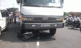 Xe máy cuốn vào gầm xe tải, 1 người tử vong