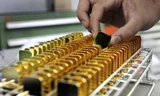 Vàng giảm theo sức nóng vụ máy bay rơi
