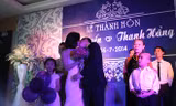 Văn Quyến khoá môi vợ trong đám cưới